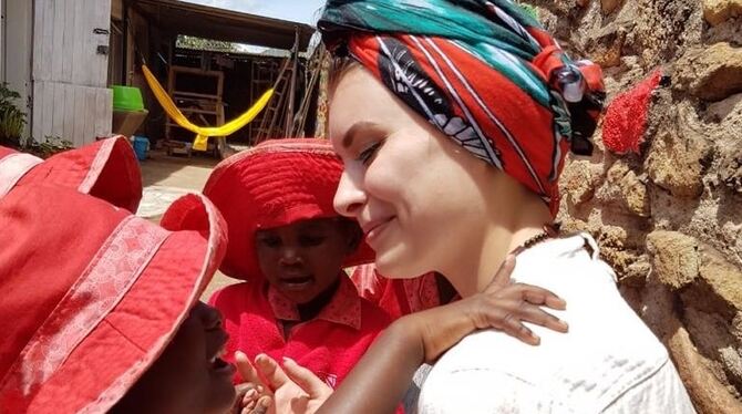 Nina Kapischke beim Besuch in einem Kindergarten in einer Vorstadt von Mutare.