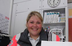 Friederike Schäberle mit der Rotkreuzdose, die mit ausgefüllten Datenblättern am besten im Kühlschrank untergebracht wird. FOTO: