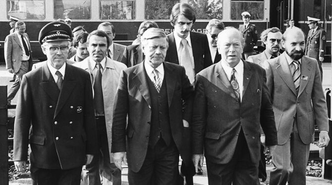 Auch Bundeskanzler Helmut Schmidt (vorn mit Weste) zählte zu Manfred Reicherters (im hellem Mantel) prominenten »Schützlingen«.