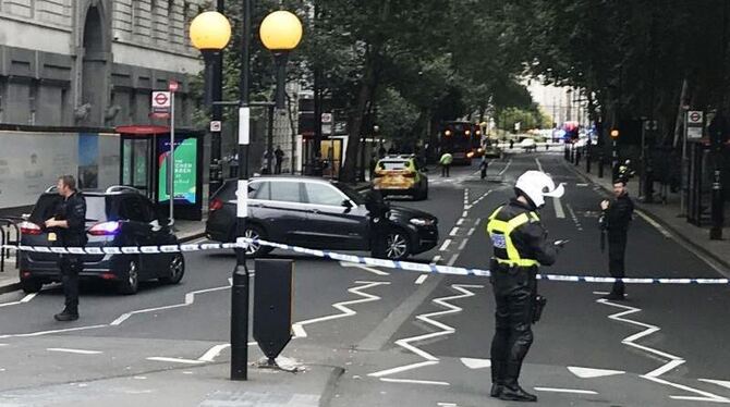 Mann fährt mit Auto in Absperrung vor Londoner Parlament
