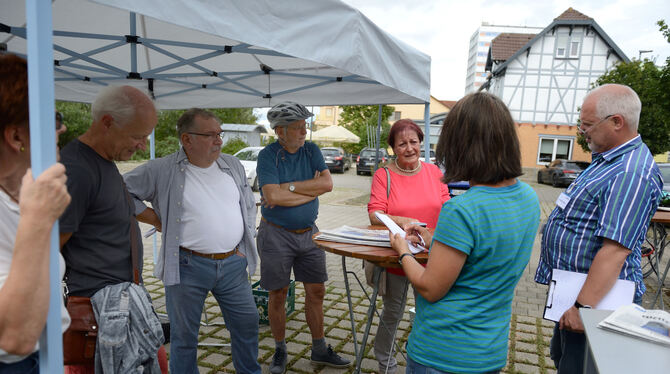 Eine diskussionsfreudige Gruppe traf sich gestern Nachmittag am GEA-Stand in der Gomaringer Bahnhofstraße. Foto: Pieth