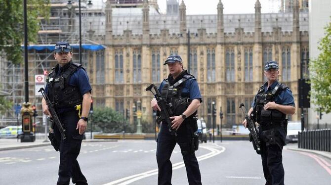 Polizisten patrouillieren in Westminster
