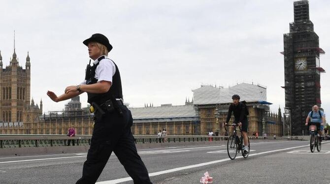 Polizistin auf Westminster Bridge