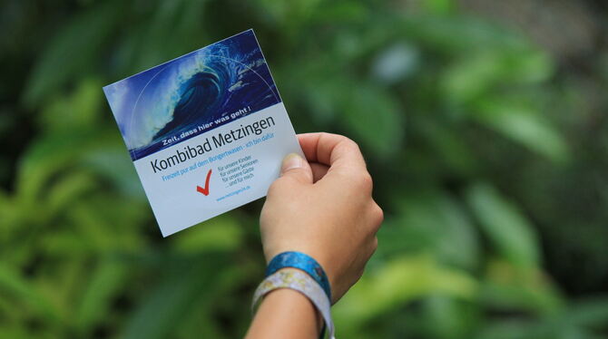 Mit diesem Aufkleber wirbt Manfred Schmid aus Neuhausen fürs Kombibad Metzingen. »Nicht quatschen, bäbben«, hat er die Aktion üb Mit diesem Aufkleber wirbt Manfred Schmid aus Neuhausen fürs Kombibad Metzingen. »Nicht quatschen, bäbben«, hat er die Aktion üb