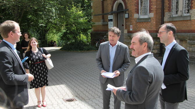 Sozialminister Manne Lucha (Dritter von rechts) besucht bei seiner Sommertour die Uniklinik Tübingen, hier im Hof der Kinder- un