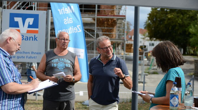 Redakteurin Irmgard Walderich im Gespräch mit Erich Werner (links) und Hans-Peter Kuttler.  FOTOS: PIETH