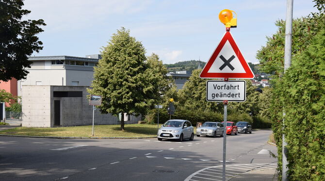Vorbildlich: Diese Autofahrer auf dem Elisenweg beachten die neue »Rechts vor links«-Regelung.  FOTO: SCHÖBEL