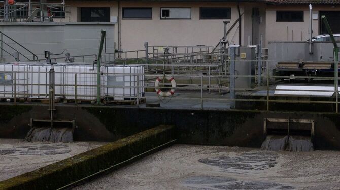 Im Klärwerk der drei Gemeinden in Kirchentellinsfurt treten durch einen unerwarteten Ausfall Probleme auf.  FOTO: SEL
