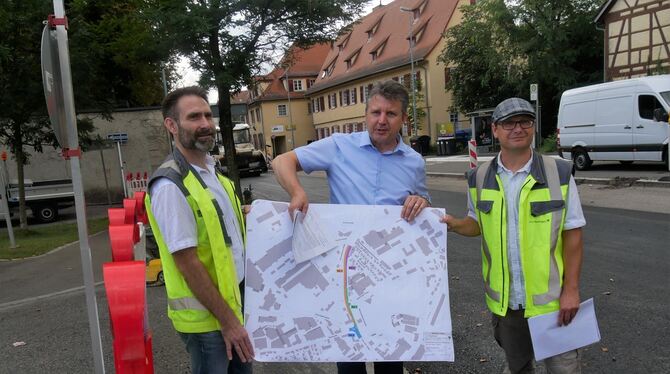 Bis Ferienende wird die Baustelle in der Rommelsbacher Straße nach den  Erläuterungen von Jochen Strey (von links), Bernd Eger u