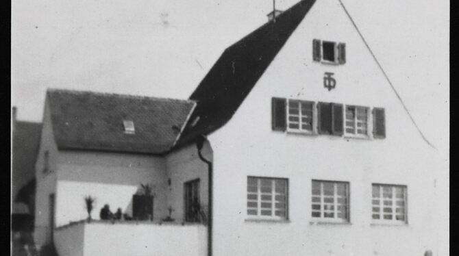 Das Jahnhaus der Turngemeinde im Jahr 1936 in der Ringelbachstraße 96. Seine Fassade ziert das Abzeichen der Deutschen Turnersch