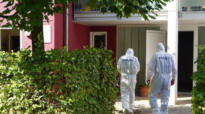 Beamte der Spurensicherung betreten den Tatort in Offenburg