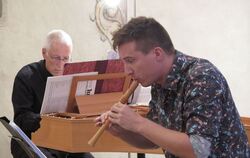 Cembalist Alfred Gross und Blockflötist Daniel Koschitzki spielten auf Renaissance-Instrumenten.  FOTO: STRÖHLE