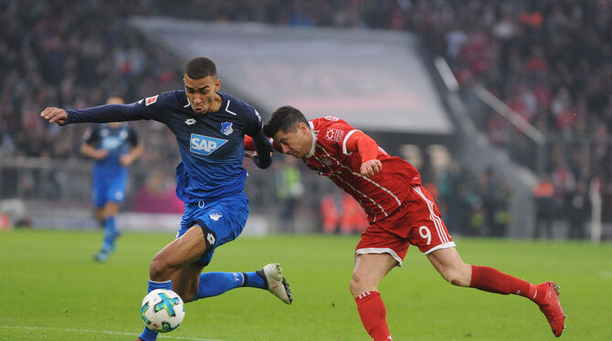 Kevin Akpoguma (links) und Hoffenheim haben es Bayerns Robert Lewandowski zuletzt schon schwer gemacht. FOTO: EIBNER