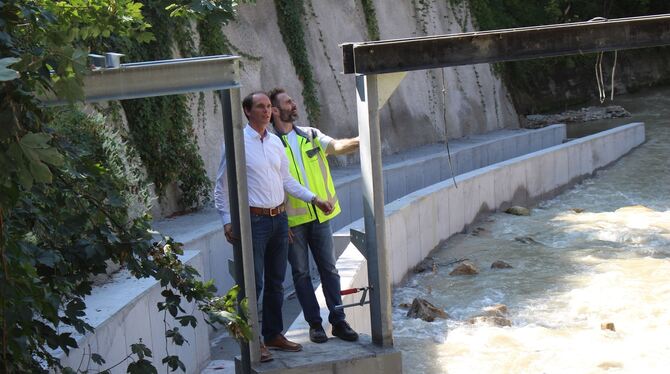 Naram Koschel (links) und Jochen Strey vom Tiefbauamt begutachten die neue Fischtreppe. Ende September wird die Anlage geflutet.