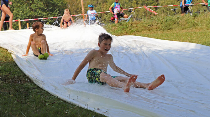 Ferienspaß für viele Kinder: Die Wasserrutschen, die der Narrenverein Gomba-Deifl Indelhausen/Anhausen mithilfe der Feuerwehr an