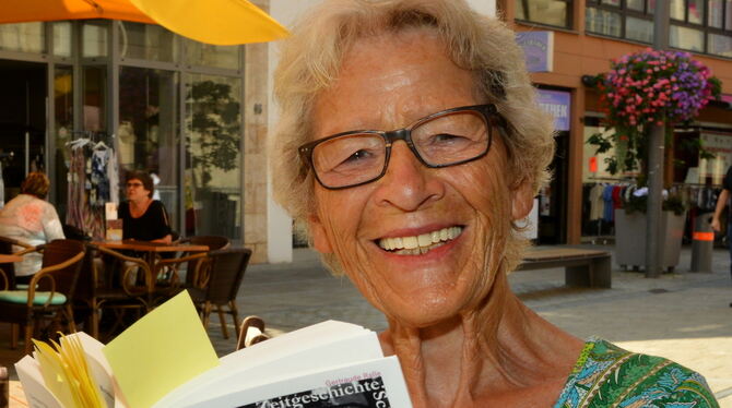 Drei Jahre hat Dr. Gertraude Ralle an ihrer Autobiografie gearbeitet.  FOTO: NIETHAMMER