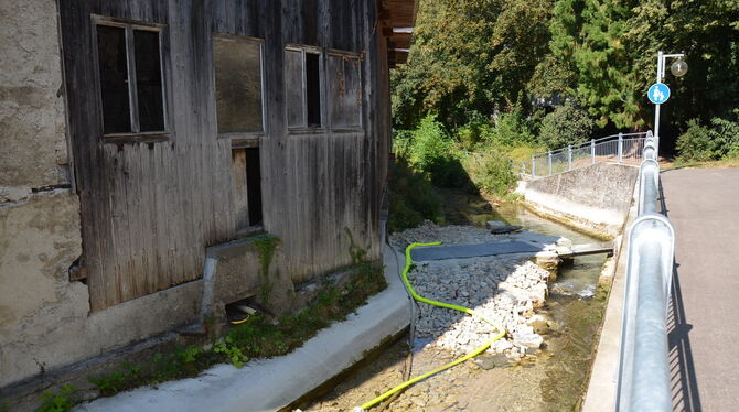 Wenig Wasser im Fünfachtel-Kanal der Echaz: An Wehr und Fundament der Fladschen Mühle wird gebaut.