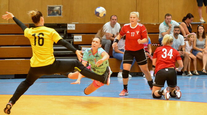 Die Polin Monika Kobylinska (Zweite von links) erzielte gegen Brest fünf Tore für die TuS Metzingen. Foto: Niethammer