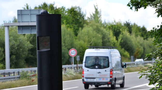 Blitzersäulen an der B 27 (Archivbild). Blitzersäulen an der B 27 (Archivbild).