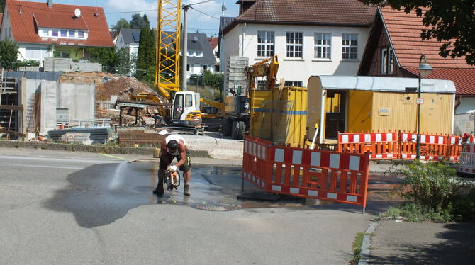 An der Einmündung Bachstraße/Schmidstraße in Pliezhausen wurde damit begonnen, den Asphalt aufzufräsen. Zuerst saniert die Gemei