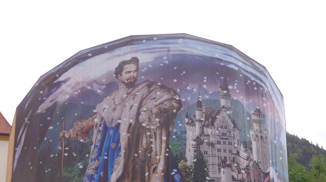 Märchenkönig im Hermelin unter Schneekugel-Geriesel: Unter dieser Ansicht in Ettal verbirgt sich ein Pavillon, der die Bauträume
