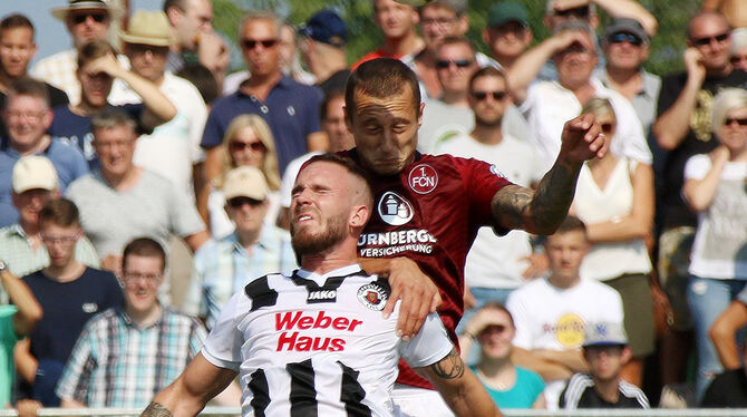 Knapp unterlegen: Geoffrey Feist (links) verliert mit dem SV Linx in der ersten DFB-Pokalrunde gegen den 1. FC Nürnberg mit 1:2.
