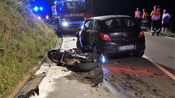 Der Motorradfahrer starb an der Unfallstelle. Fahrer und Beifahrerin im Opel erlitten schwere Verletzungen.
