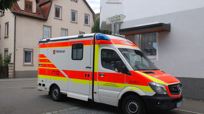Einer von drei geplanten Rettungswagen bei einem Einsatz in der Metzinger Innenstadt.   FOTOS: PFISTERER