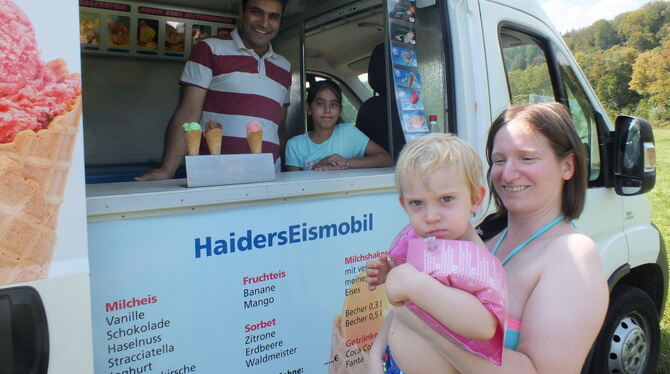 Noch schaut die kleine Elisa auf dem Arm ihrer Mutter Linda etwas skeptisch, doch bald hat ihr Haider Sheikh, im Eiswagen zusamm