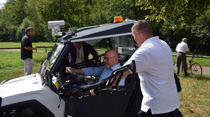Nur zu Testzwecken am Steuer: Minister Winne Hermann im Mess-Fahrzeug, das direkt auf dem Radweg fahren kann.  FOTO: -JK
