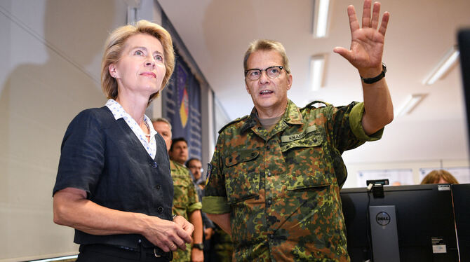 Generalleutnant Jürgen Knappe informiert Verteidigungsministerin Ursula von der Leyen im Lagezentrum in der Ulmer Wilhelmsburg-