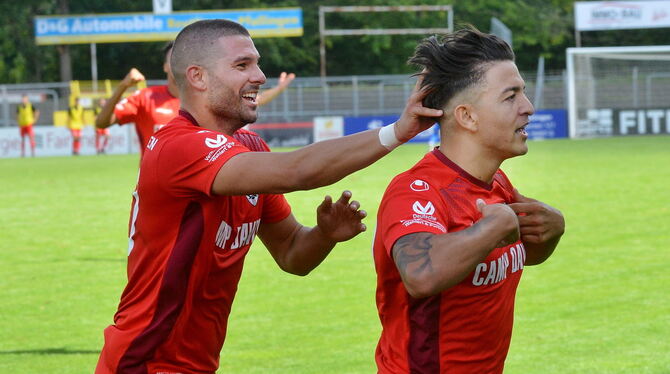 Wollen heute im Heimspiel gegen den SV Linx den ersten Punktspielsieg feiern: Marcel Avdic (links) und Dominic Sessa vom SSV Reu