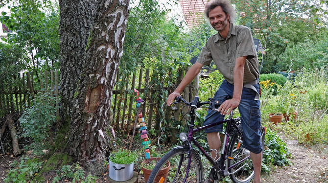 Ein E-Bike? Irgendwann vielleicht. Derzeit ist Jens Altenmüller mit seinem »alten Bock« vollauf glücklich.  FOTO: BLOCHING