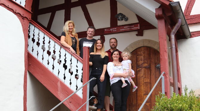 Die Hausmeister-Familie Sabine, Albert und Pia Futter, Daniel, Jeanette und Emilie Junger (von links). Genau so posierten sie sc