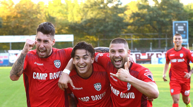 Feiern den ersten Saisonsieg in der Oberliga: Die SSV-Spieler (von links) Cristian Giles, Dominic Sessa und Marcel Avdic.  FOTO: