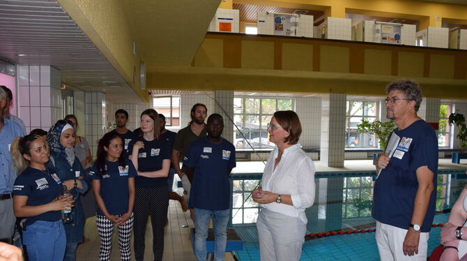 Schirmherrin Annette Widmann-Mauz hörte Erfahrungsberichte und verteilte Lob an alle Beteiligten.  FOTO: -JK