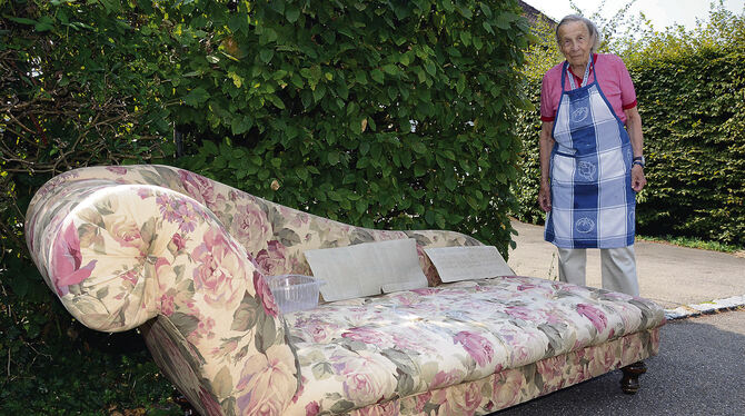 Charlotte Enssle vor ihrem Haus am Lerchenbuckel. Seit einer Woche steht dort ein Sofa. Wem es wohl gehört? FOTO: CONZELMANN