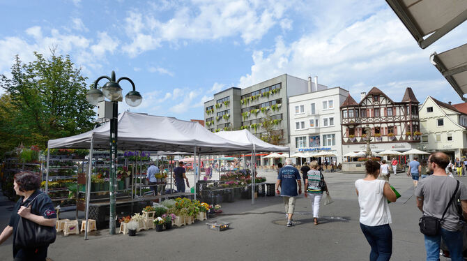 Ferienbedingt wird der Wochenmarkt derzeit spärlicher besucht. Ohne Stände und Beschicker wirkt Reutlingens Marktplatz aber auch
