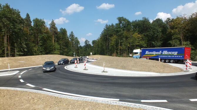 Der Kreisverkehr von und nach Nürtingen der Ortsumfahrung von Grafenberg ist freigegeben. Doch Autofahrer, die schon auf die neu