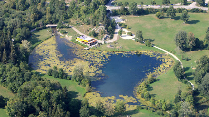 Der Flusseinlauf (oben im Bild) wurde renaturiert, rechts daneben gibt’s einen Wasserspielplatz neben dem neuen Kiosk. In der Uf