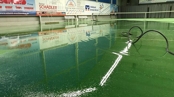 Nach dem Starkregen im Juni sah die Tennishalle in Undingen eher wie ein Schwimmbad aus. Der grüne Teppichboden wurde dabei komp