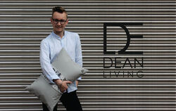 Dennis Dean Fischer stellt nun hochwertige Designerkissen her.  FOTO: DEAN LIVING