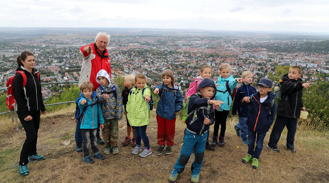 Wie eine große Blase: Zusammen mit Wolfgang Kleinig lernten die Kinder viel Spannendes über den Pfullinger Georgenberg. FOTO: BA