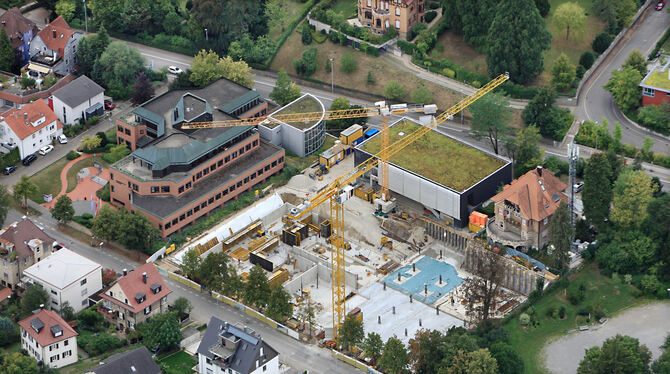 Emsige Bautätigkeit in der Hindenburgstraße: Der Kellerboden der IHK-Zentrale ist betoniert. FOTO: GROHE