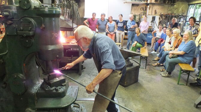 Die Wucht des Krafthammers hilft Paul Zimmermann beim gestalterischen Formen des glühenden Eisens. Beim Ferienprogramm für Erwac