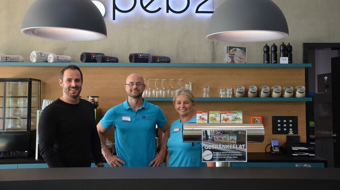 Der neu peb2-Geschäftsführer Benjamin Baur mit Heike Reicherter, Leiterin des Service-Bereichs, und Geräte-Trainer Paul Moraru.