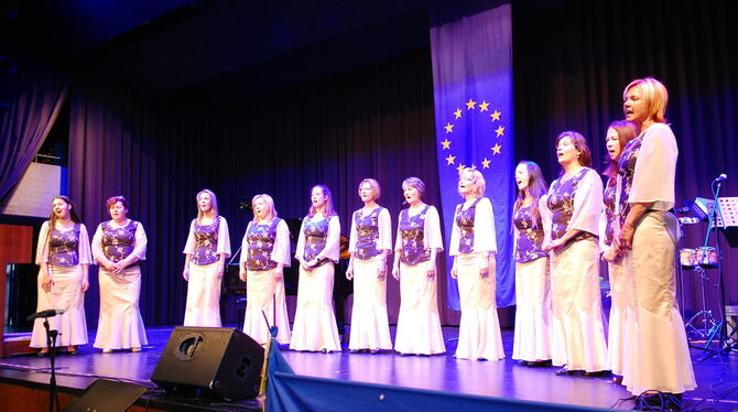 Frauen aus Nagykálló singen beim Viernationen-Fest 2017 in Metzingen.