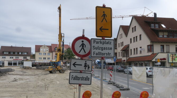 Mössinger Mitte: Fußgänger-Umleitung nach links über den Parkplatz Sulzgasse.