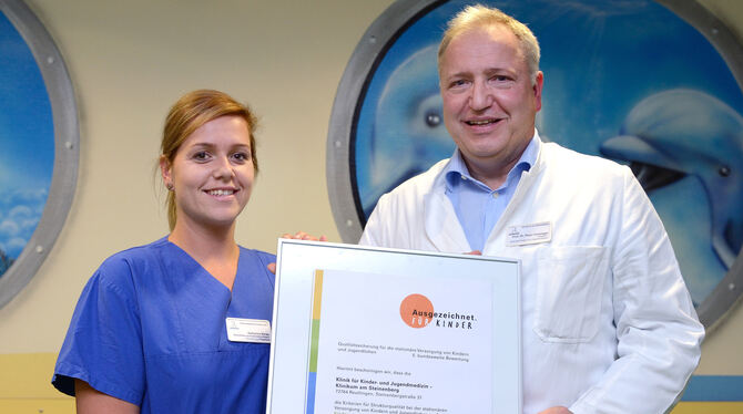 Diese Auszeichnung verpflichtet: Fachkinderkrankenschwester Katharina Weiss und Professor Dr. Peter Freisinger freuen sich über