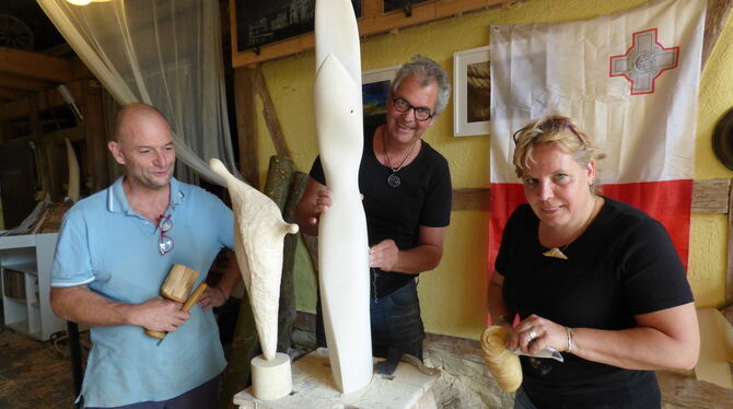 Das Ehepaar Hauswirth in seinem Atelier in Zainingen mit dem Künstler aus Malta, Antoine Farrugia (links). Die große Skulptur in